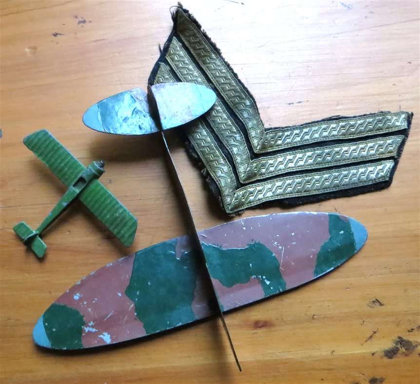 2 x  Metal Toy Airplanes + Rank Badge/Patch to show size - not included