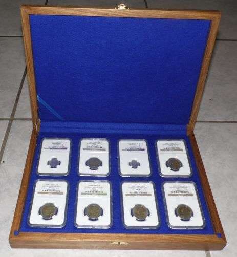 Solid Kiaat 8 Slab display case is intended for JACK ROOS