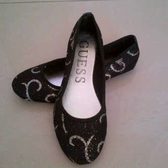 GUESS  PUMP BLACK AND SILVER
