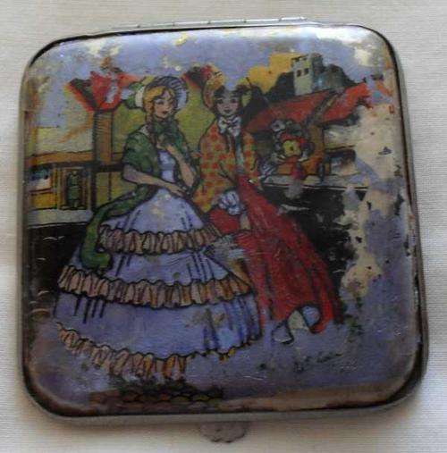 Very Old Beautiful Vintage Compact-um British GWENDA