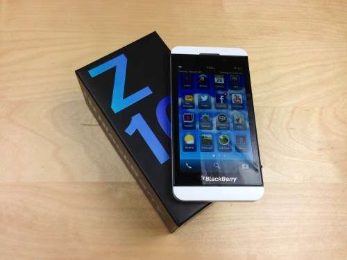 BLACKBERRY Z10-White- As New in box with original accessories + extra Battery