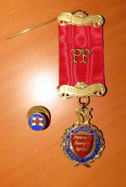 South Africa Sons of England Society Past President 16g of 9ct Gold Medal 1929 plus Buttonhole Badge