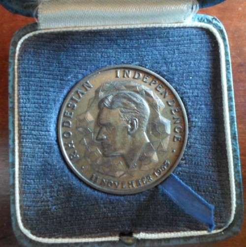 RHODESIA INDEPENDENCE MEDALLION WITH IAN SMITH 11 NOVEMBER 1965 IN CASE