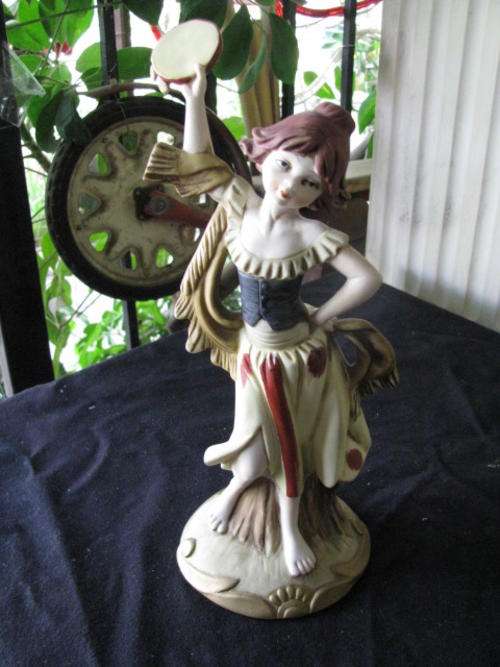 A VINTAGE FIGURINE OF GIRL PLAYING A MUSICAL INSTRUMENT ARM OUTSTRETCHED @CRAZY R1 START