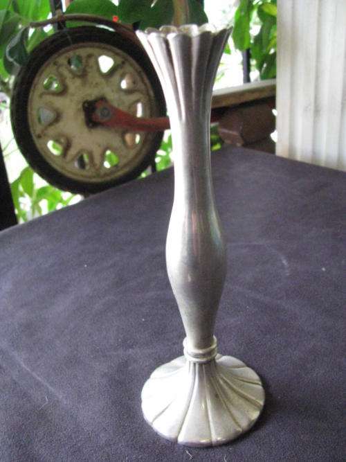 A GORGEOUS PEWTER SINGLE STEMMED FLOWER VASE WITH SCALLOPED RIM....ELEGANT AND TALL@CRRAAZY R1 START