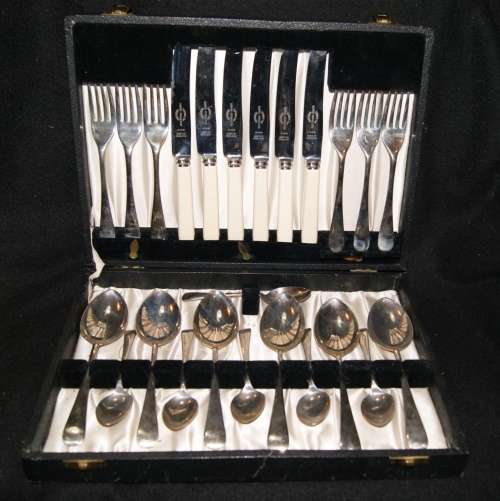 24 Piece Cutlery Set with Bone - Handled Knives