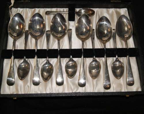 24 Piece Cutlery Set with Bone - Handled Knives