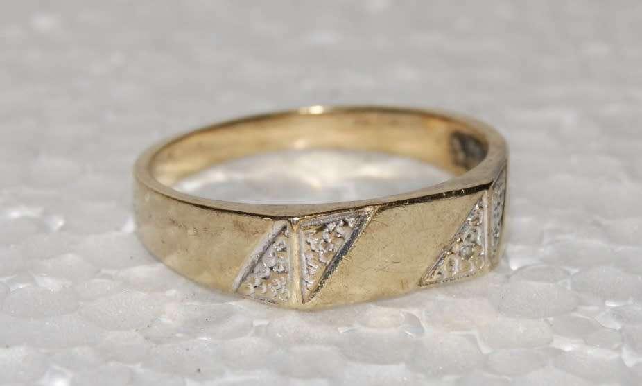 9ct Gold and Diamond Mens Ring @@@ CCCRRRAAAZZZYYY R1 START!!!