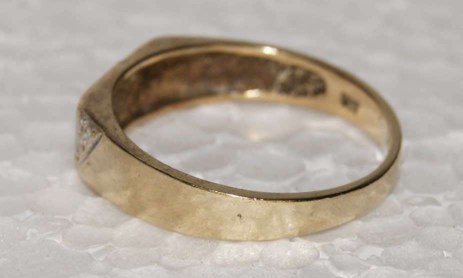 9ct Gold and Diamond Mens Ring @@@ CCCRRRAAAZZZYYY R1 START!!!