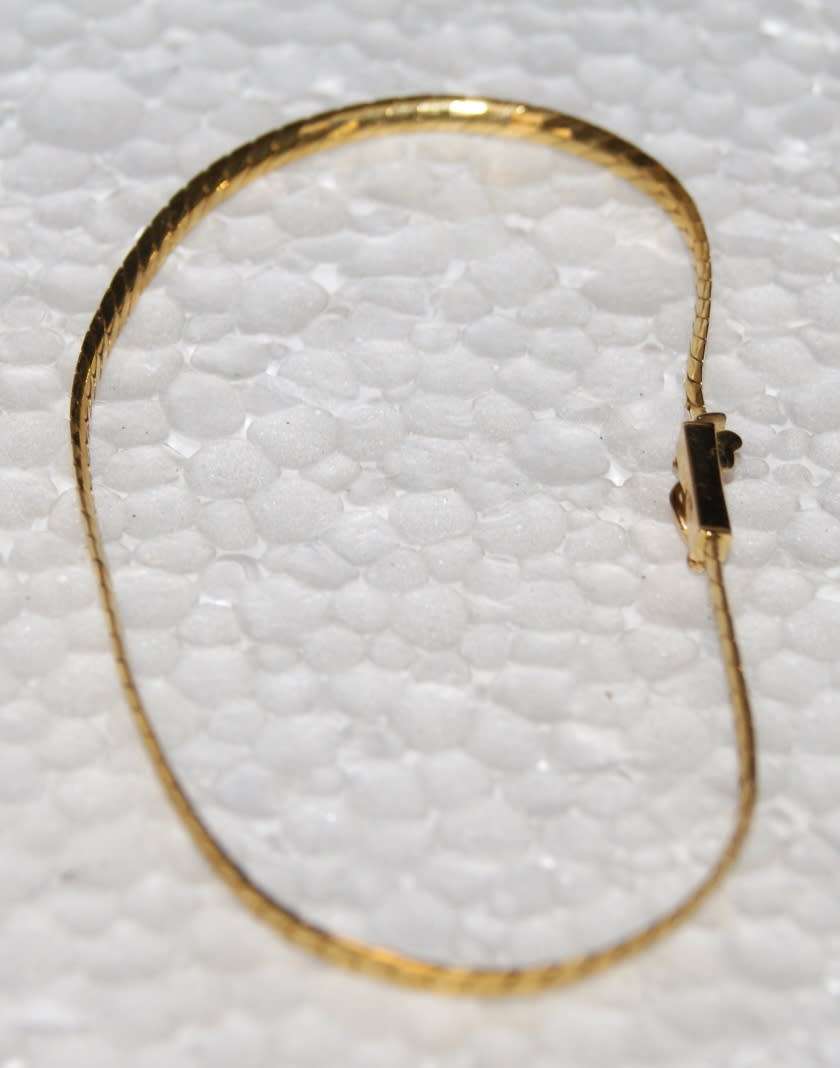 9ct Gold Bracelet with Safety Clasp @@@ CCCRRRAAAZZZYYY R1 START!!!