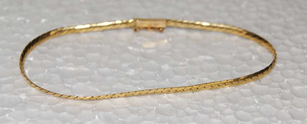9ct Gold Bracelet with Safety Clasp @@@ CCCRRRAAAZZZYYY R1 START!!!