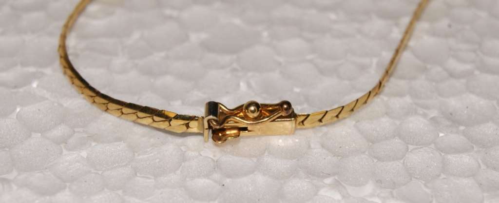 9ct Gold Bracelet with Safety Clasp @@@ CCCRRRAAAZZZYYY R1 START!!!