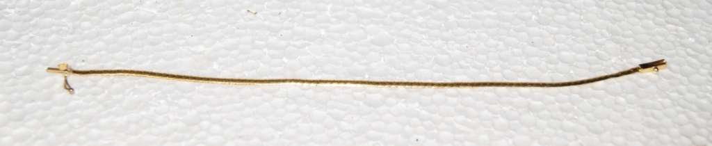 9ct Gold Bracelet with Safety Clasp @@@ CCCRRRAAAZZZYYY R1 START!!!