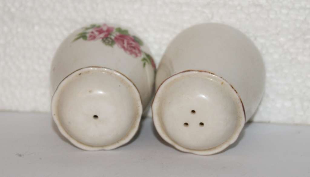 Porcelain Salt and Pepper Shaker Set @@@ CCCRRRAAAZZZYYY R1 START