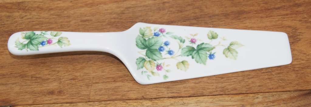 Andrea by Sadek Porcelain Cake Lifter