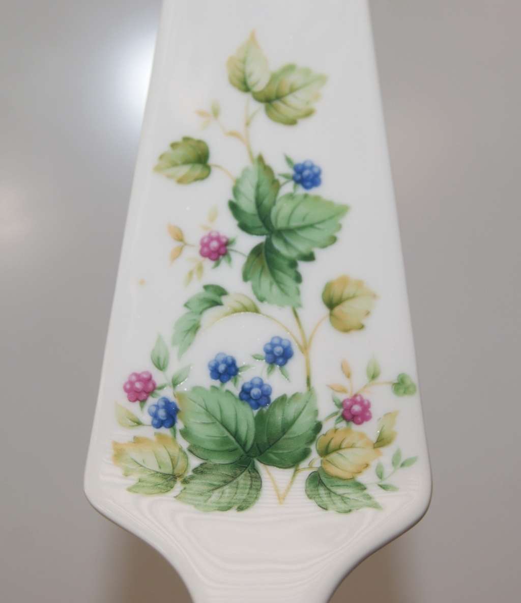 Andrea by Sadek Porcelain Cake Lifter