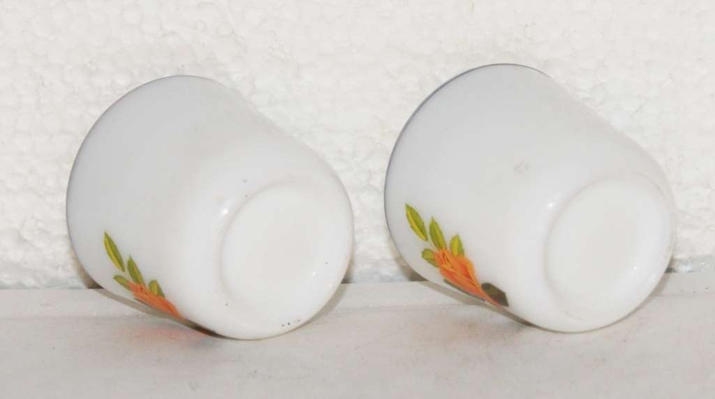 Pair of Vintage Milk Glass Egg Cups @@@ CCCRRRAAAZZZYYY R1 START