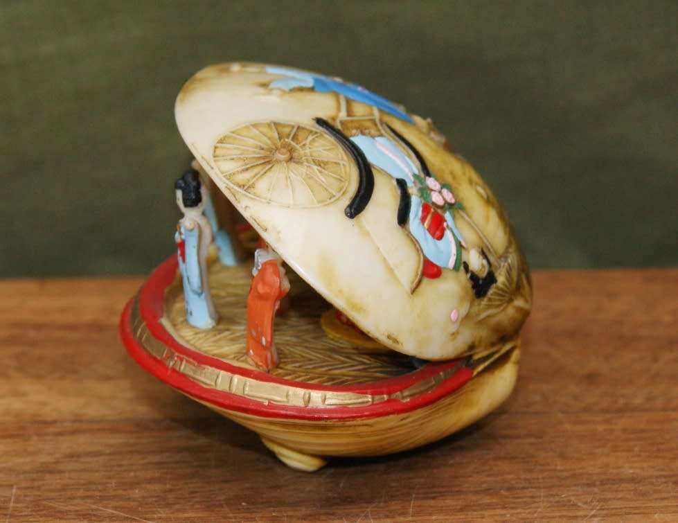 Vintage Japanese Celluloid Clam Shell Diorama
