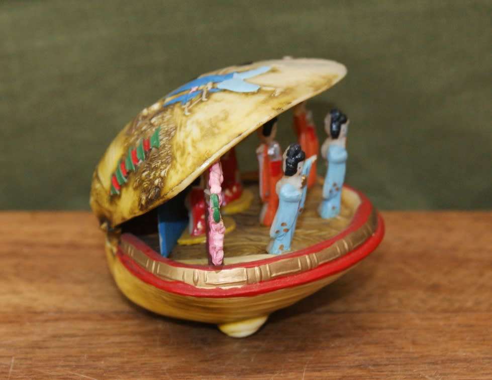 Vintage Japanese Celluloid Clam Shell Diorama