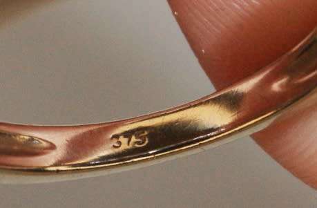 9ct White Gold and Tanzanite Ring