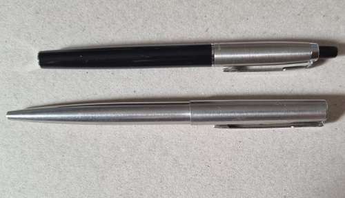 Beautiful and elegant silver arrow Parker with a free Parker thrown in