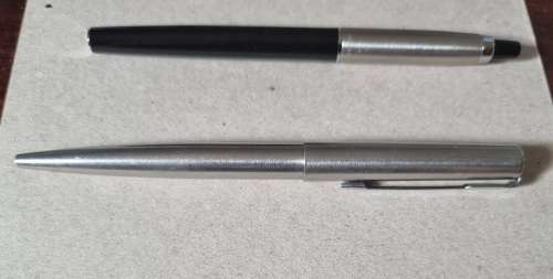 Beautiful and elegant silver arrow Parker with a free Parker thrown in