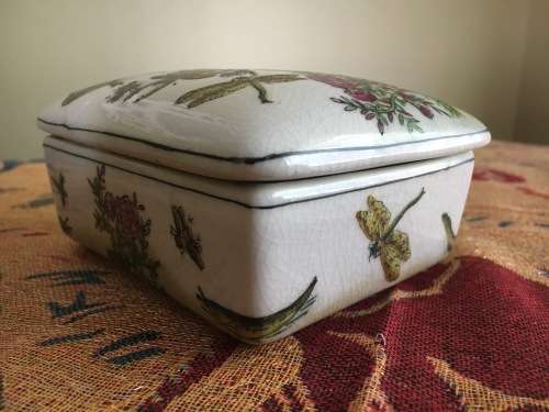 Rare!!! Wow!!! Porcelain box with lid. Crackled glaze. Mark: You Xian Ju Jianzhi. Stamped figure mar