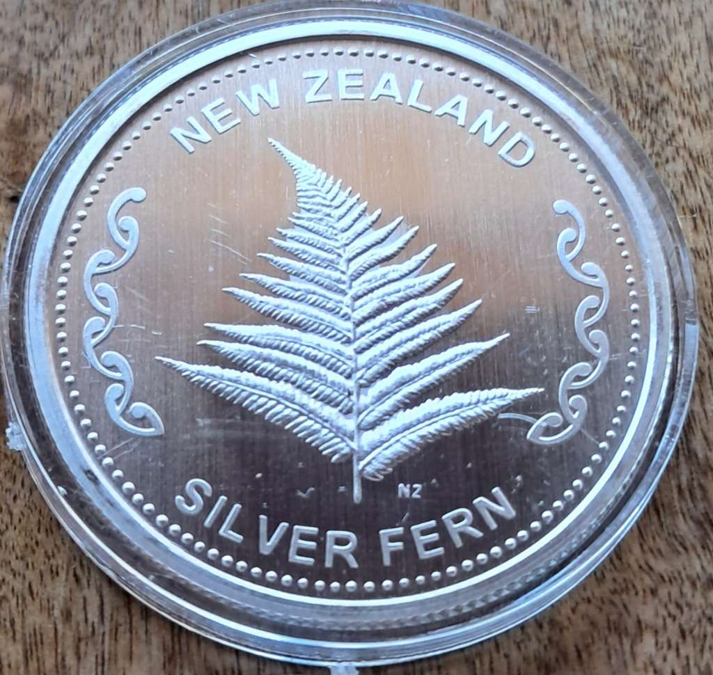 1 oz FINE SILVER - NEW ZEALAND FERN .999 SILVER COIN (CAPSULED)
