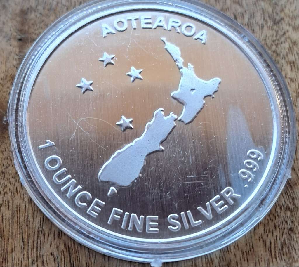 1 oz FINE SILVER - NEW ZEALAND FERN .999 SILVER COIN (CAPSULED)