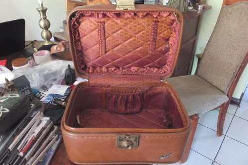 1960's VANITY CASE WITH BEAUTIFUL LINED SATIN INTERIOR IN GOOD CONDITION