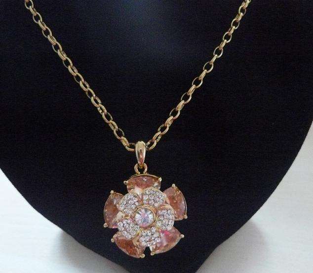 GOLD CHAIN WITH BEAUTIFUL PENDANT
