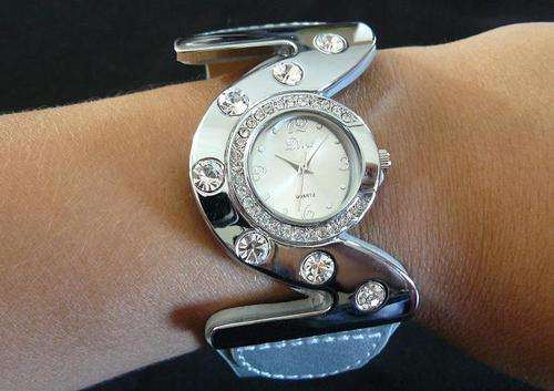 STUNNING SILVER WOMENS QUARTZ WATCH