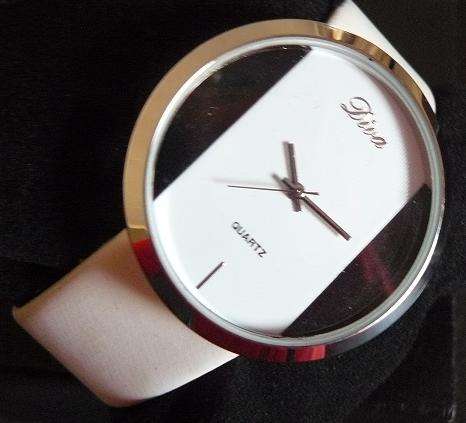 QUARTZ WATCH **WITH GENUINE LEATHER STRAP**