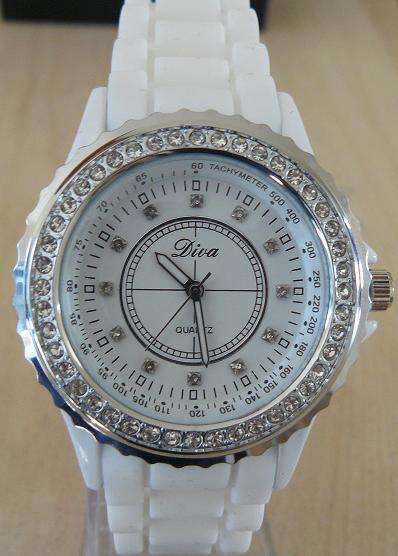 QUARTZ WATCH **WITH WHITE SILICONE STRAP**