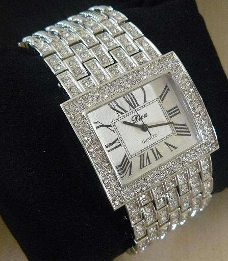 *NEW* Stunning silver Quartz Watch!! LAST 1 UP FOR GRABS!!
