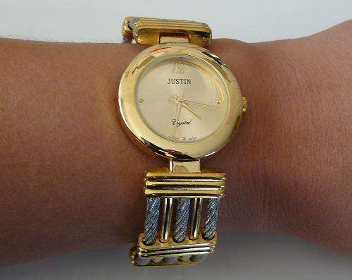 **STUNNING - GOLD WATCH (Beautiful Mothers Day Gift) !!
