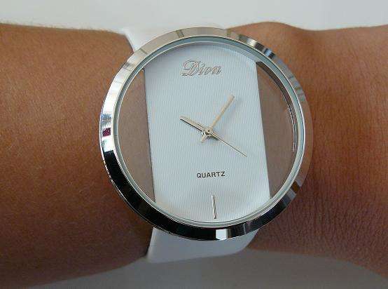 QUARTZ WATCH **WITH WHITE GENUINE LEATHER STRAP