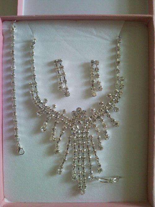 4 PIECE JUWELLERY SET