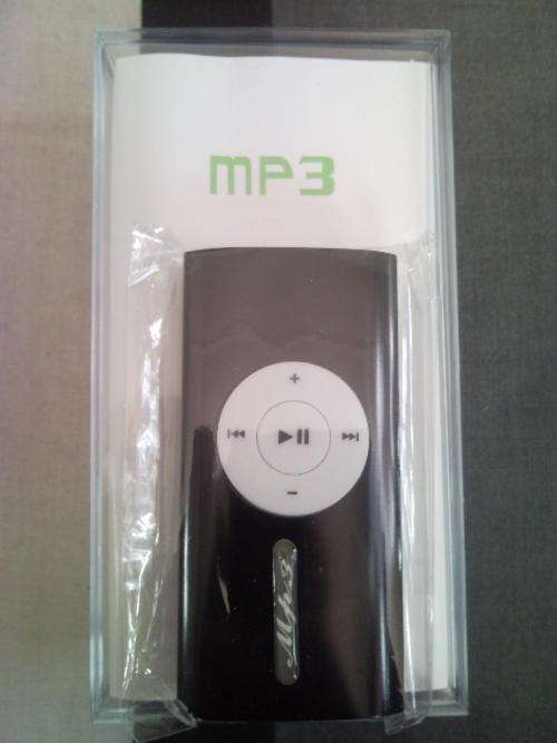 BLACK MP3 PLAYER WITH LOUD SPEAKER AND SD/TF CARD SLOT