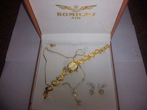 4 PIECE DESIGNER JUWELERY GIFT SET