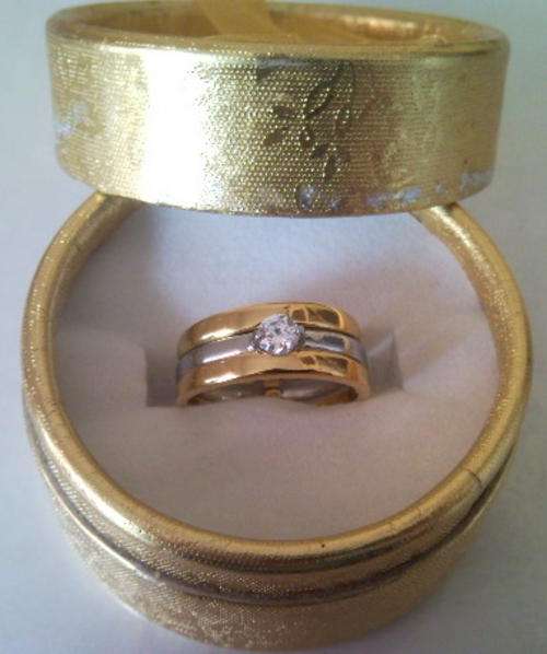 BEAUTIFULL DESIGNER 3 PIECE TWO TONE WEDDING SET RING CLAD IN 18CT GOLD AND SILVER