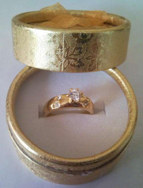 BEAUTIFULL DESIGNER RING CLAD IN 18CT GOLD
