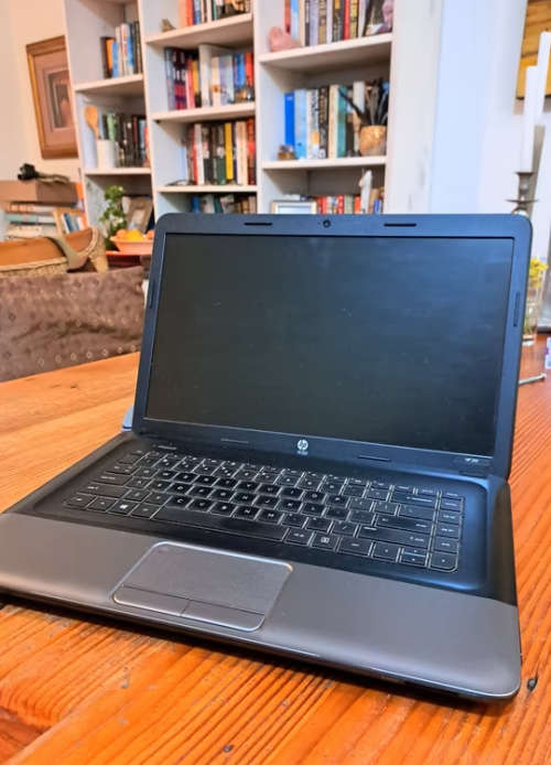 [GOOD CONDITION] HP 250 Laptop 6GB RAM, Not turning on