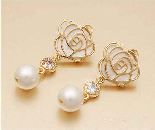 VINTAGE STYLE PEARL AND FLOWER EAR RINGS STUDS.