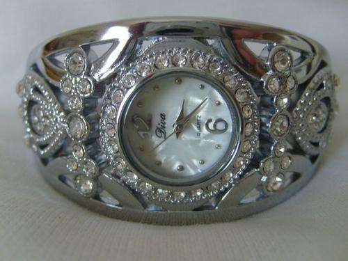 STUNNING LADYS DIVA BRACELET WATCH !!! (EXELLENT QUALITY)