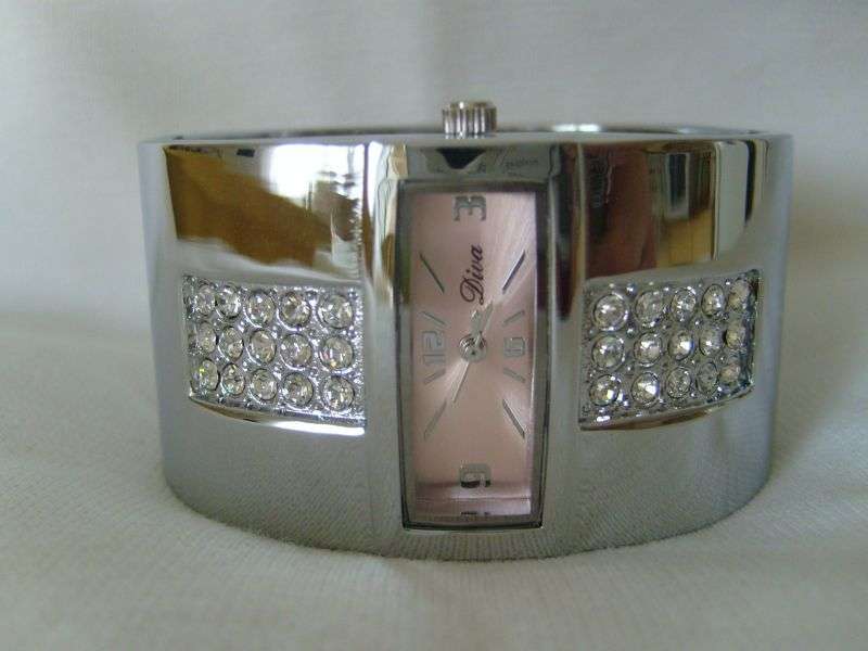 STUNNING LADYS DIVA BRACELET WATCH !!! PINK FACE (EXELLENT QUALITY)
