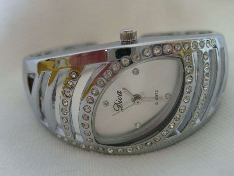 CHRISTMAS IS ON THE WAY!!!STUNNING LADYS DIVA BRACELET WATCH !!! WHITE FACE (EXELLENT QUALITY)