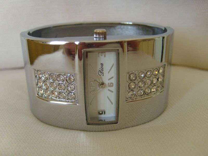 CHRISTMAS IS ON THE WAY!!!STUNNING LADYS DIVA BRACELET WATCH !!! WHITE FACE (EXELLENT QUALITY)
