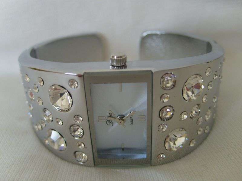 STUNNING LADYS DIVA BRACELET WATCH !!! LIGHT BLUE FACE (EXELLENT QUALITY)