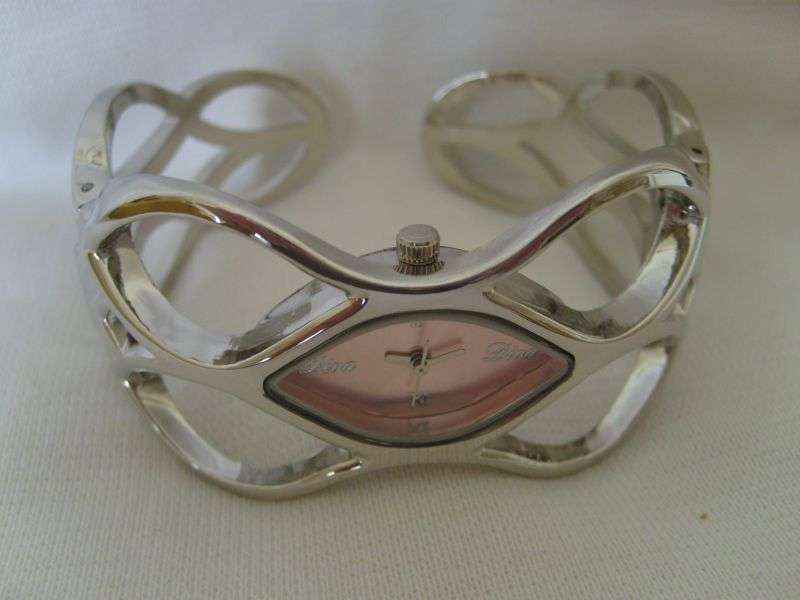 STUNNING LADYS DIVA BRACELET WATCH !!! PINK FACE (EXELLENT QUALITY)